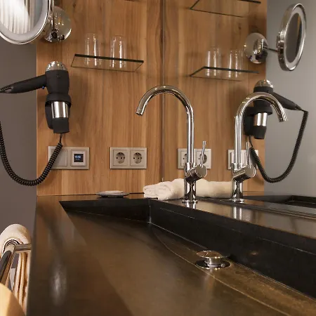 מלון Hirschen Horn 3*